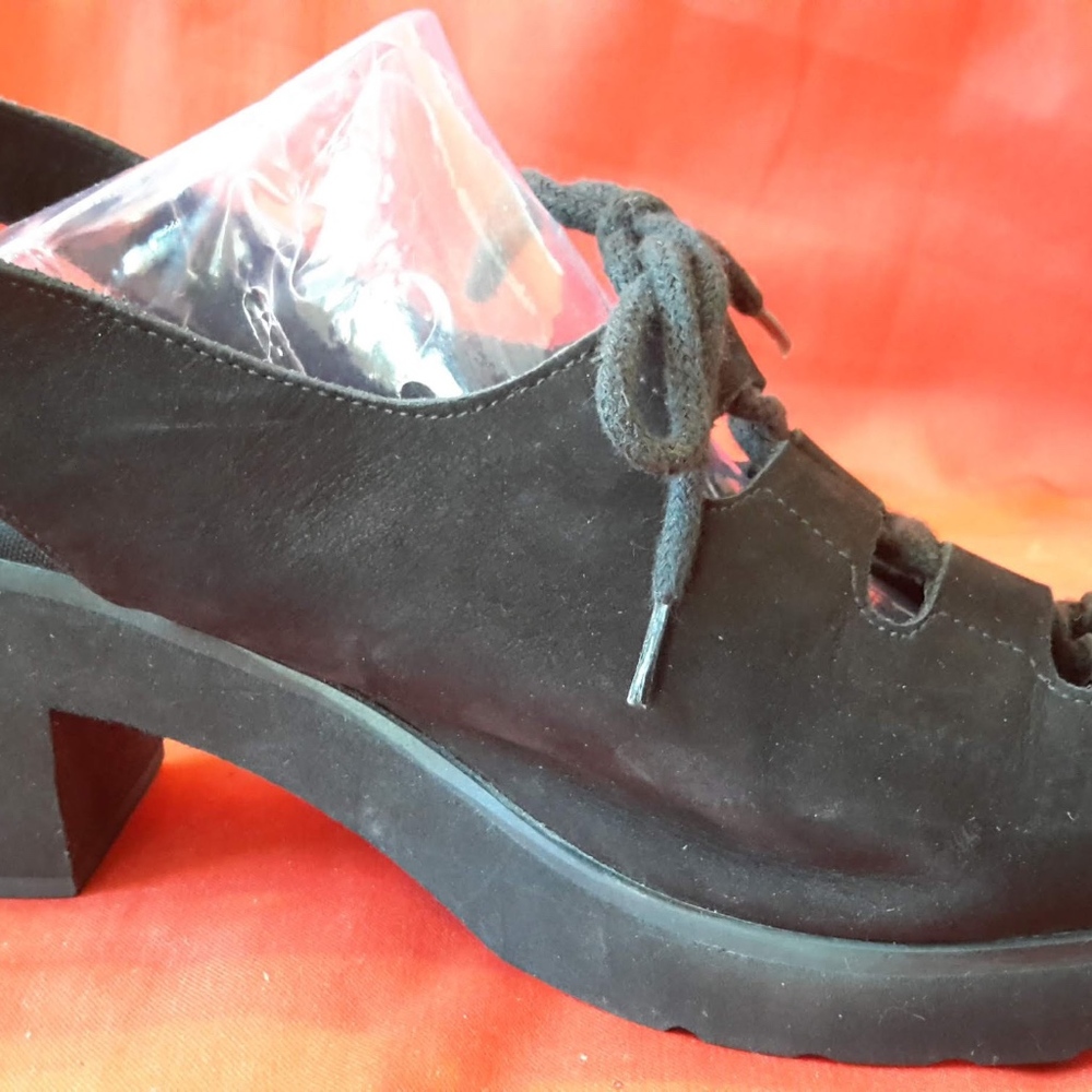 Andre Assous Featherweights Suede Shoes Size 9